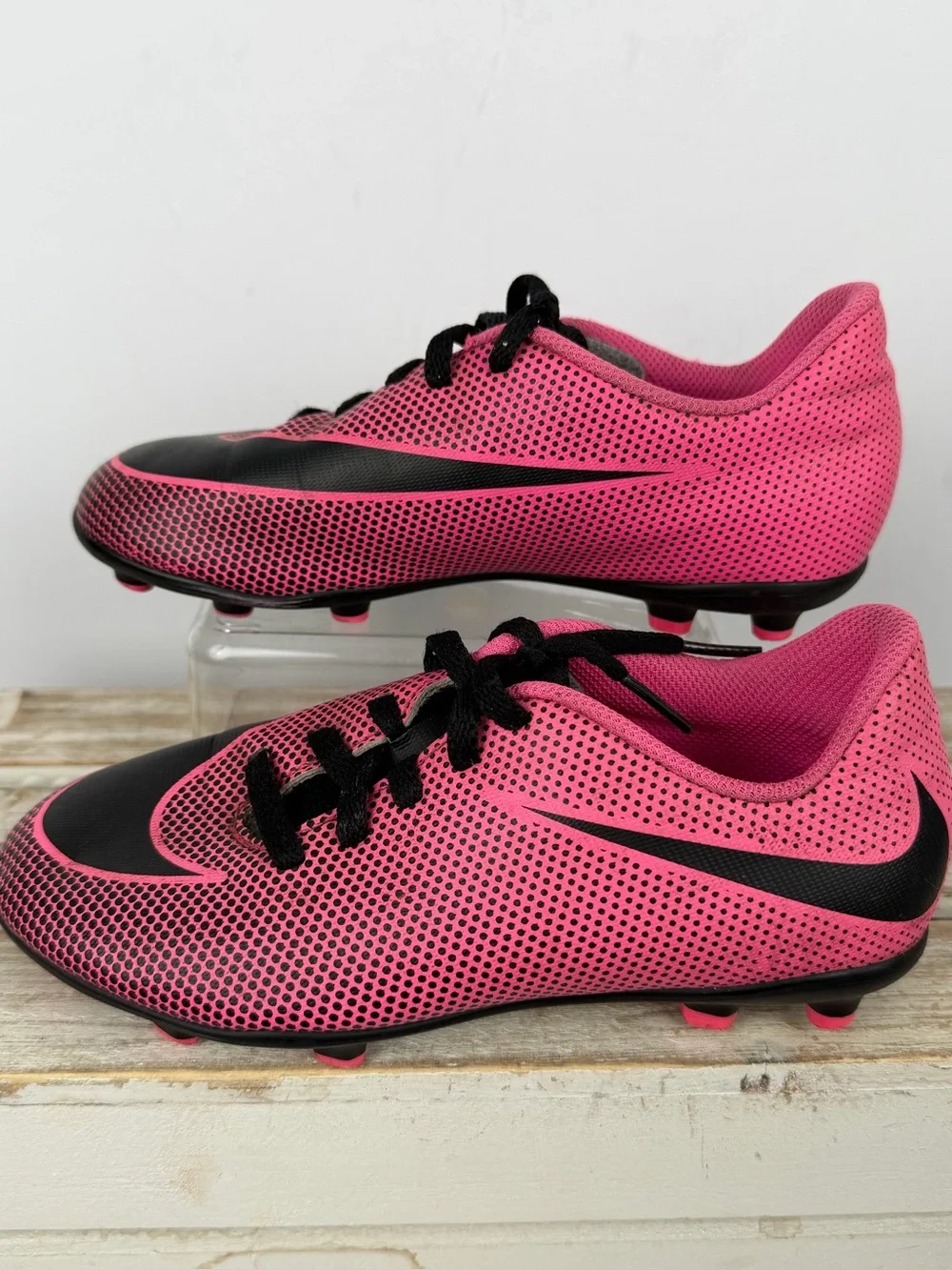 Nike Kids' Jr. Bravata I! FG soccer cleats with a synthetic textured upper 13C